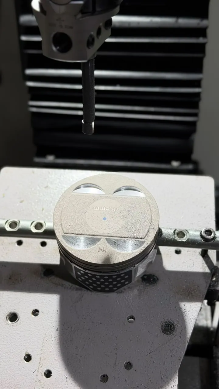 Pistão de 79,5 mm preso na fresadora