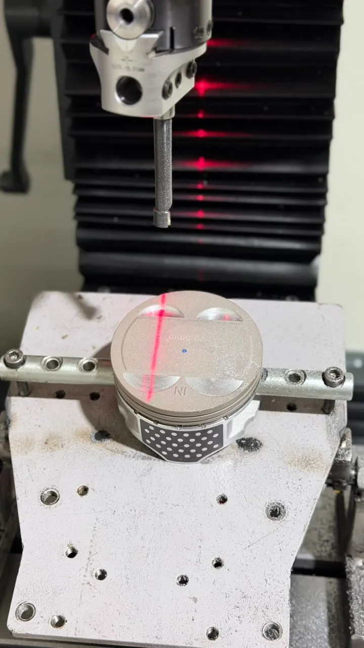 Pistão posicionado na fresadora com guia a laser